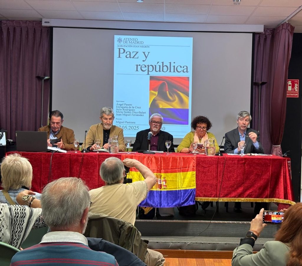 Pie de Foto: Acto Paz y República. A la derecha, el autor de estas palabras. Foto: Teresa Meneses